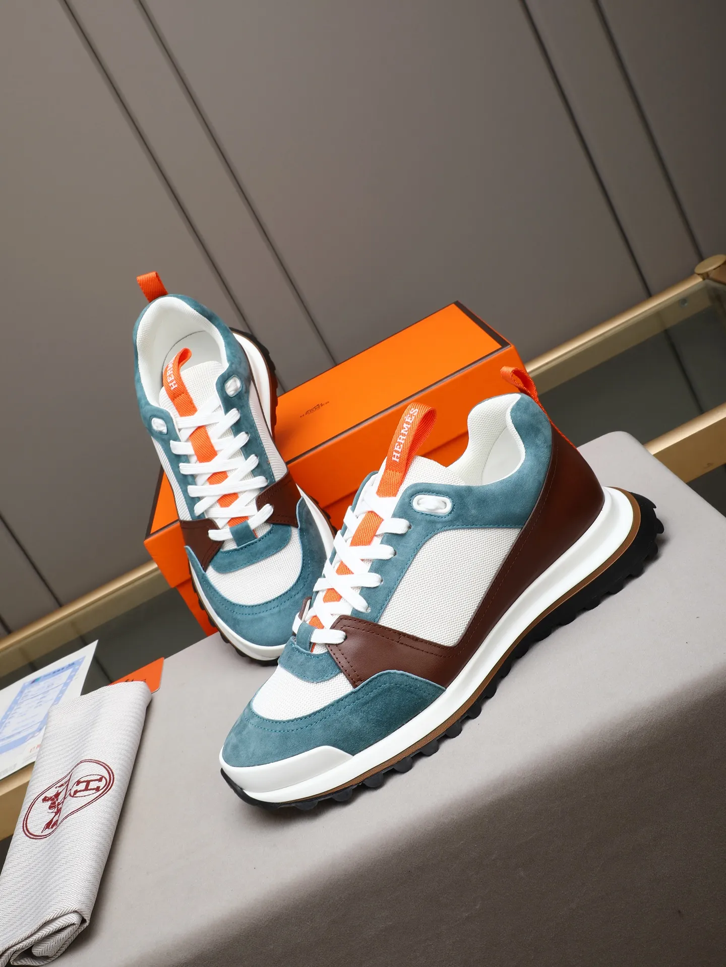 PP680【Hermes】fe new arrival~New Bouncing sneakers are the most comfortable shoes from Hermès. They are extremely light on the feet and look great. You won’t feel tired even when you go shopping and running around. 👍Very light and comfortable. Extremely light. Perfect for both sports and leisure. They feel great when you step on them! It’s up to you to choose, there’s always what you want~ ✔️Fabric: Imported first-layer cowhide ✔️Inner lining: Imported water-dyed cowhide ✔️Outsole: Seamless combination of IP+TPU (multi-color letters) German technology irradiation machine ✔️Code number: Male 38-44 (45 customized)